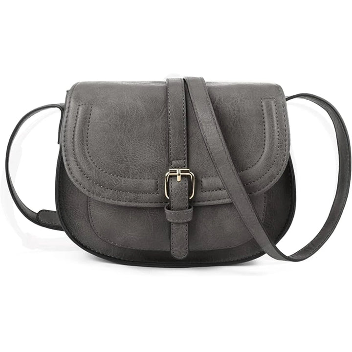 Accessoire mode femme: sac bandoulière noir à rabat, élégance discrète et pratique.