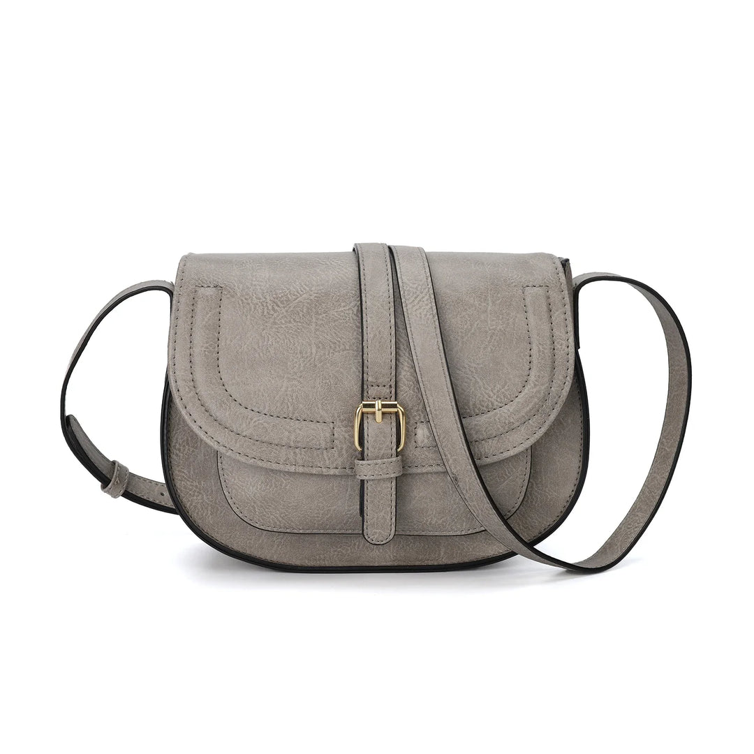 Sac quotidien femme en similicuir, style chic avec rabat et bandoulière ajustable.