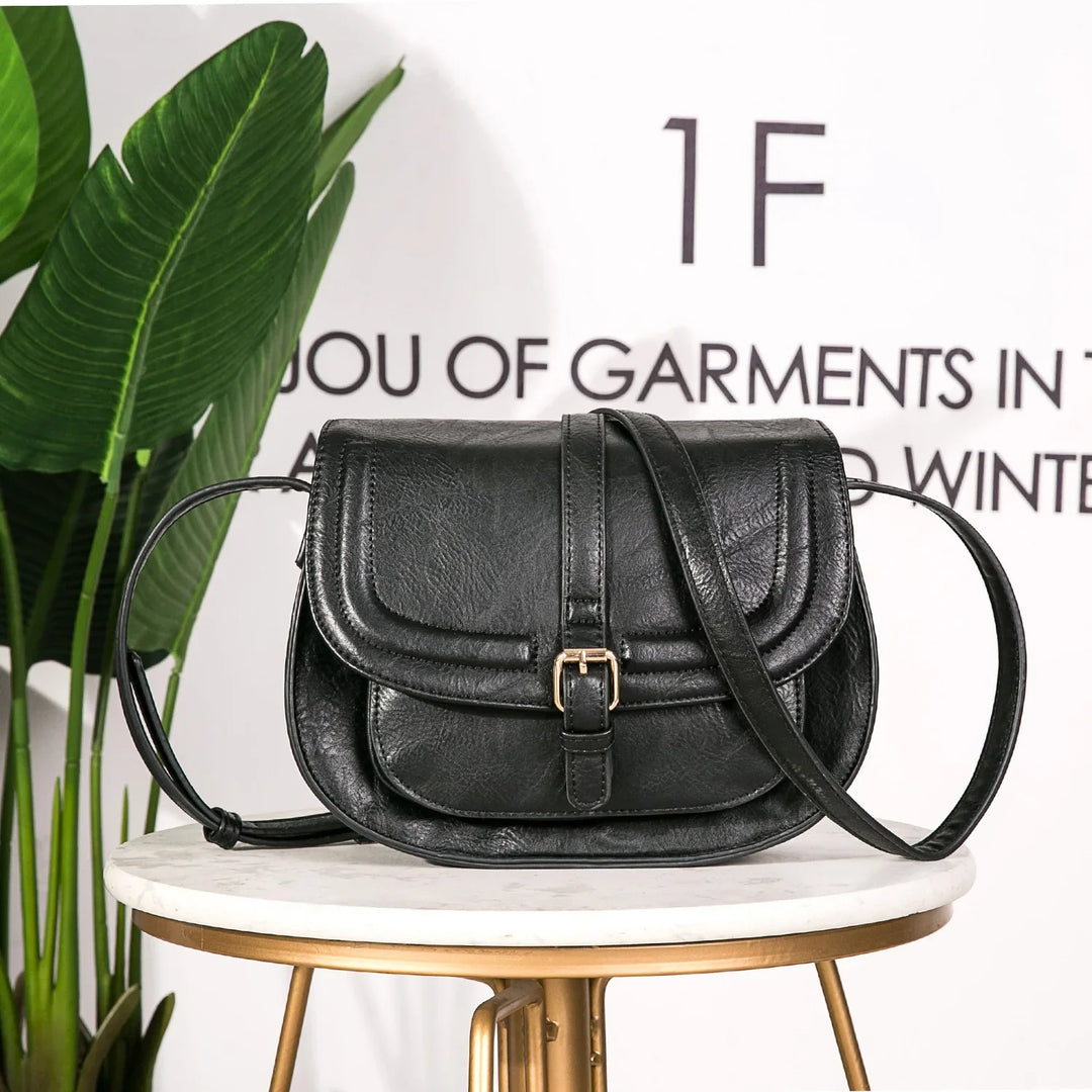 Sac femme tendance, bandoulière et rabat, en similicuir, idéal pour un look quotidien moderne.
