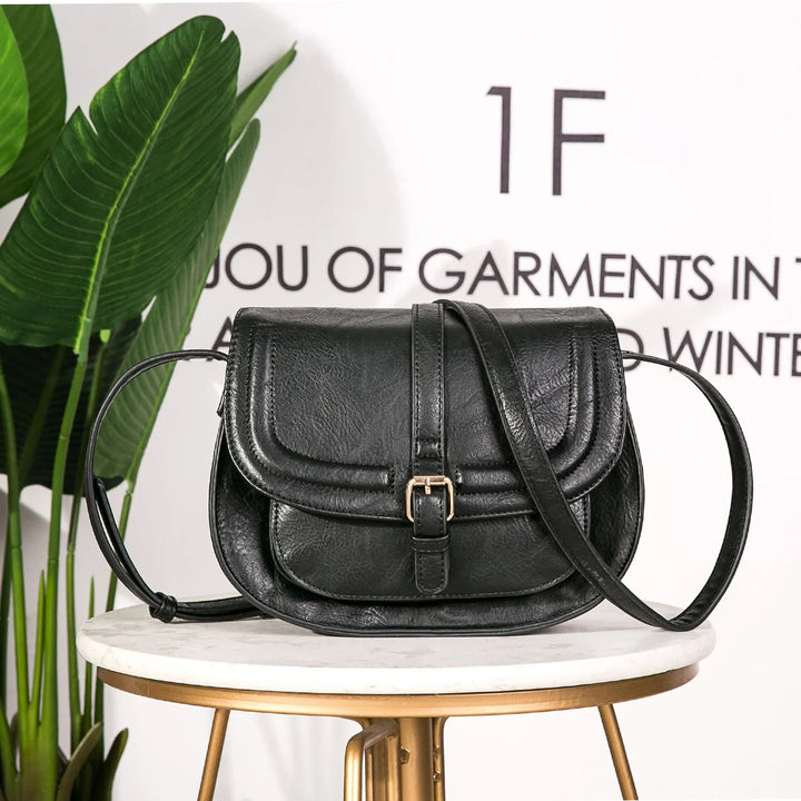 Sac femme tendance, bandoulière et rabat, en similicuir, idéal pour un look quotidien moderne.