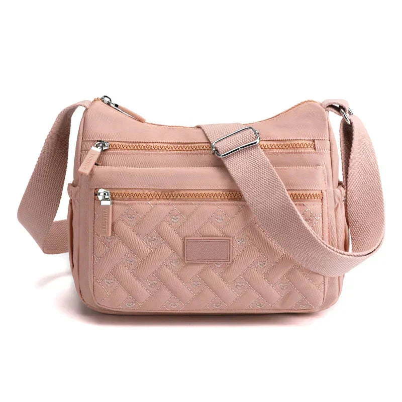 Sac à bandoulière femme au style minimaliste chic. Accessoire élégant et fonctionnel pour la mode.