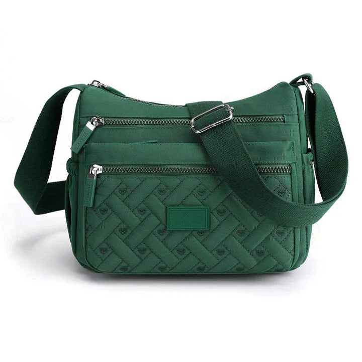 Le sac à bandoulière femme chic par excellence. Épaule ou croisé, il sublime votre tenue quotidienne avec élégance.