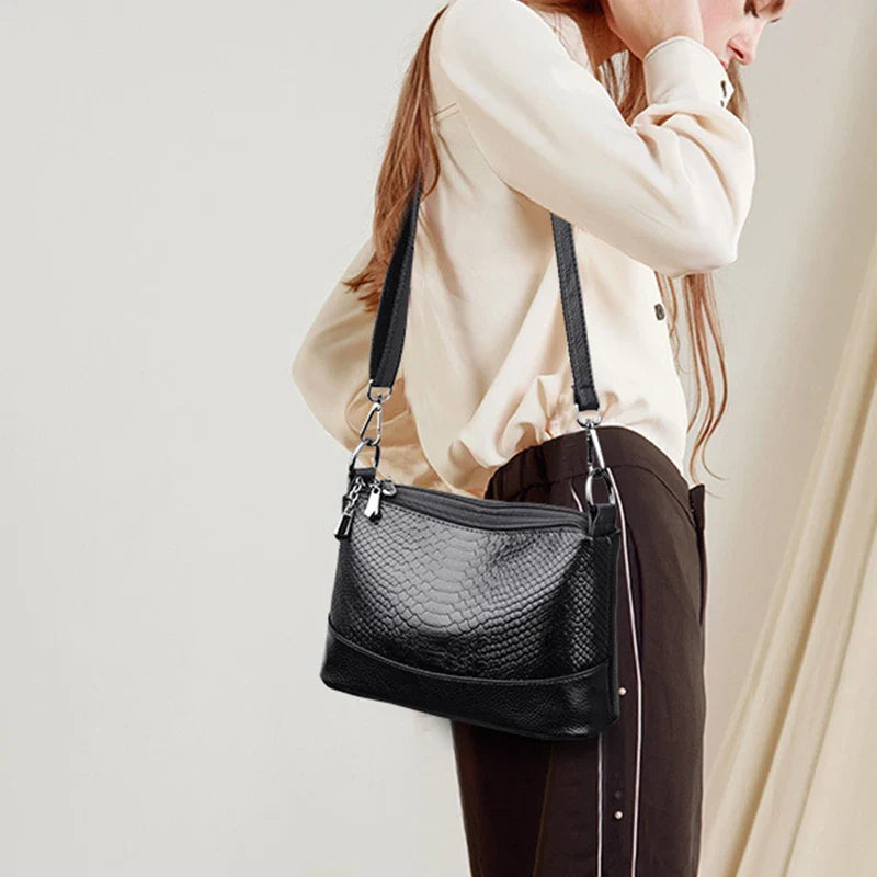 Pochette bandoulière femme tendance, motif crocodile en simili cuir, accessoire de mode.