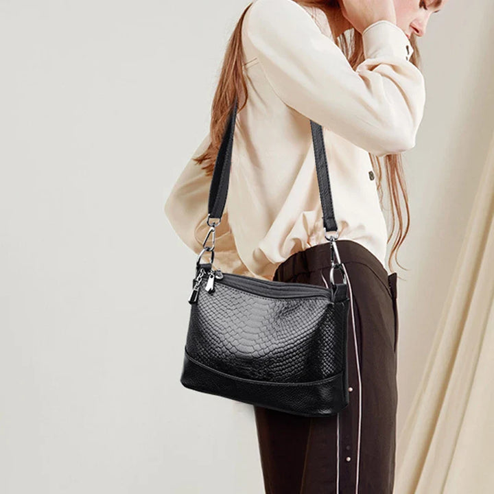 Pochette bandoulière femme tendance, motif crocodile en simili cuir, accessoire de mode.