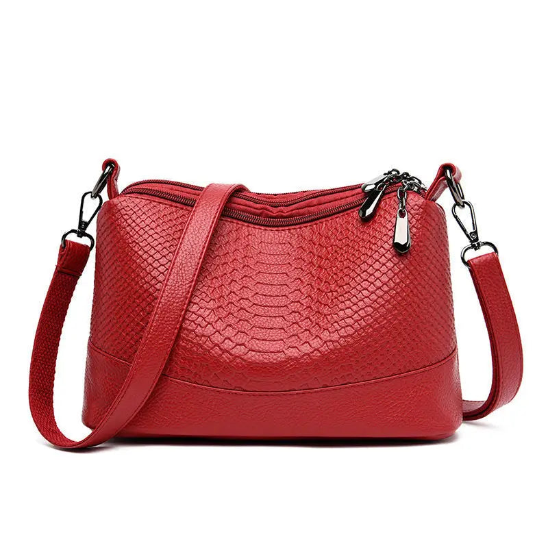 Pochette pratique femme effet crocodile, en simili cuir, avec bandoulière fine et moderne.