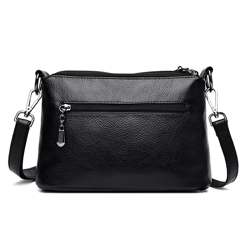 Sac bandoulière femme noir, texture effet crocodile, design compact et très élégant.
