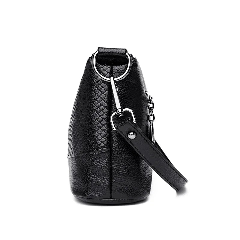Accessoire mode femme: sac bandoulière simili cuir crocodile, fermeture éclair sécurisée.