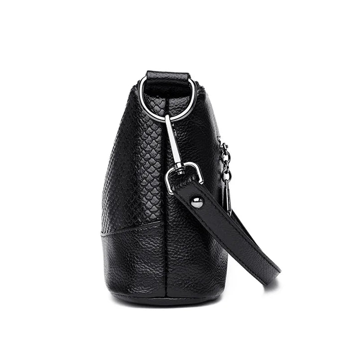 Accessoire mode femme: sac bandoulière simili cuir crocodile, fermeture éclair sécurisée.