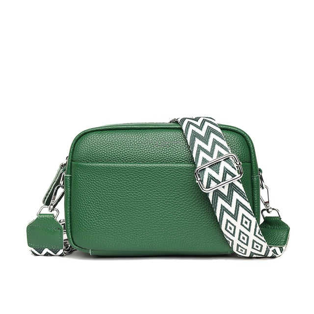 Sac bandoulière femme en cuir vert émeraude, avec sangle réglable et finitions soignées.