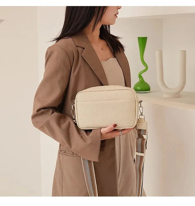 Sac à main femme en cuir PU avec sangle large et ajustable, parfait accessoire de mode polyvalent.