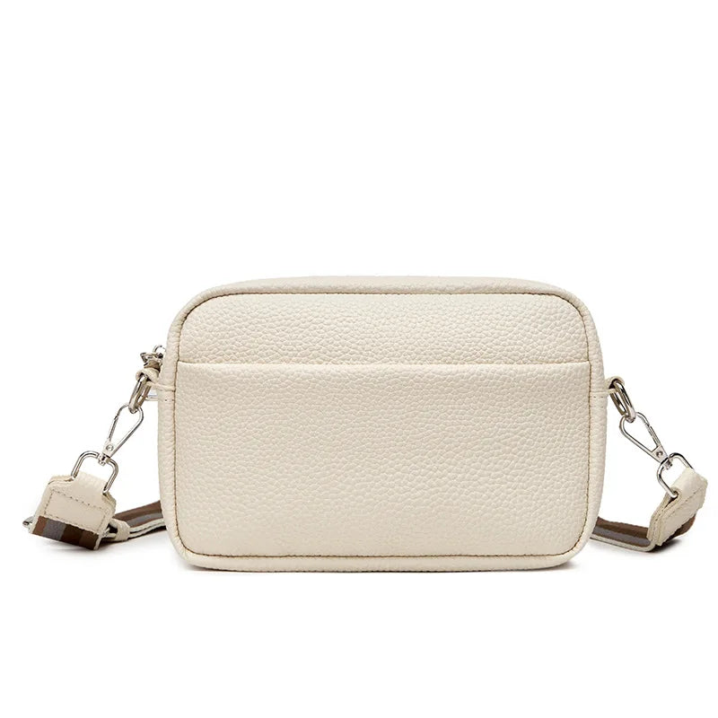 Sac bandoulière femme avec sangle large ajustable, montrant son profil élégant et compact.