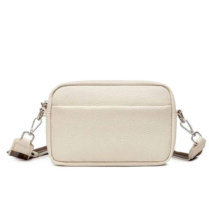 Sac bandoulière femme avec sangle large ajustable, montrant son profil élégant et compact.