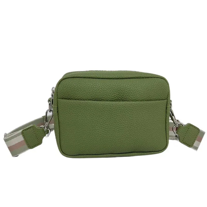 Gros plan sur la sangle large et réglable du sac bandoulière femme, confort et style assurés.
