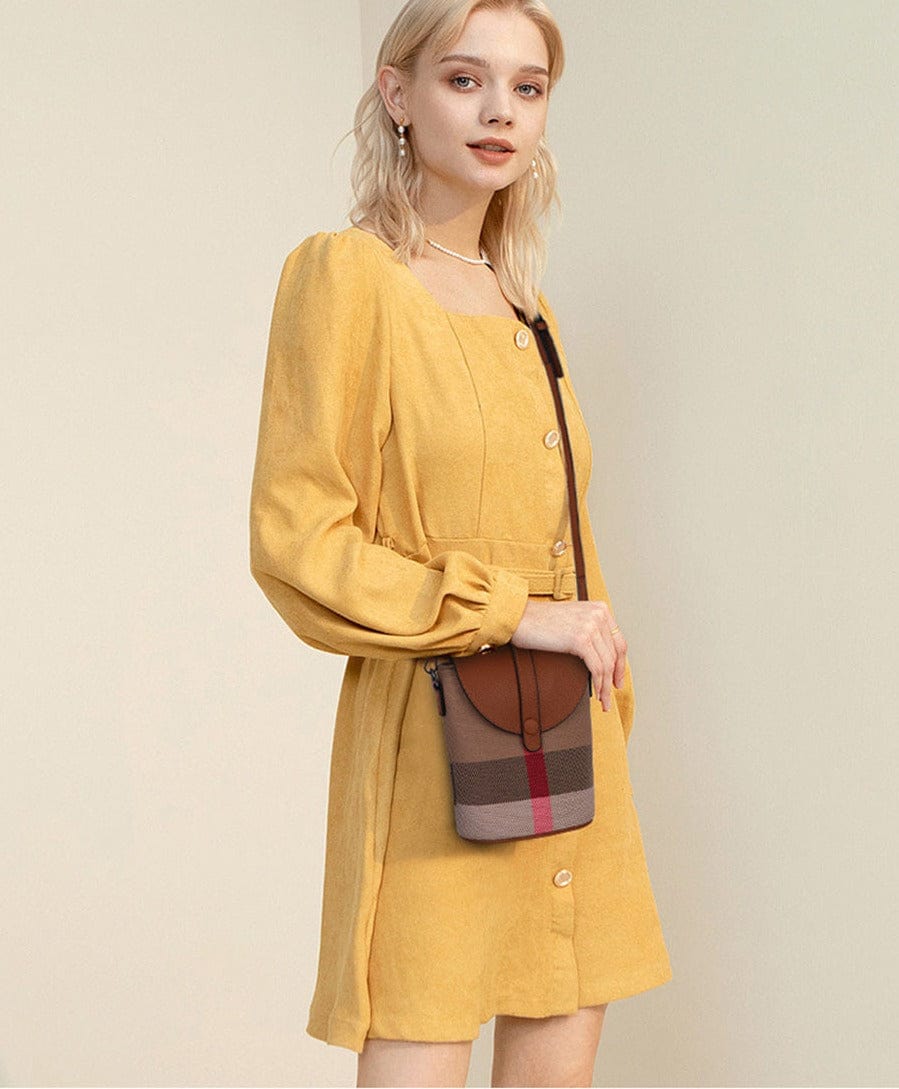 Sac épaule noir en cuir synthétique, texture grainée, bandoulière fine réglable pour femme active.