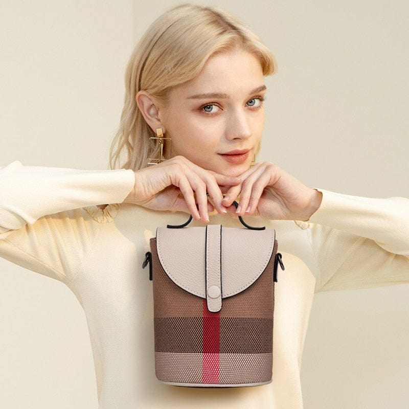 Sac classique noir en cuir synthétique, accessoire indispensable pour femme chic et pratique.