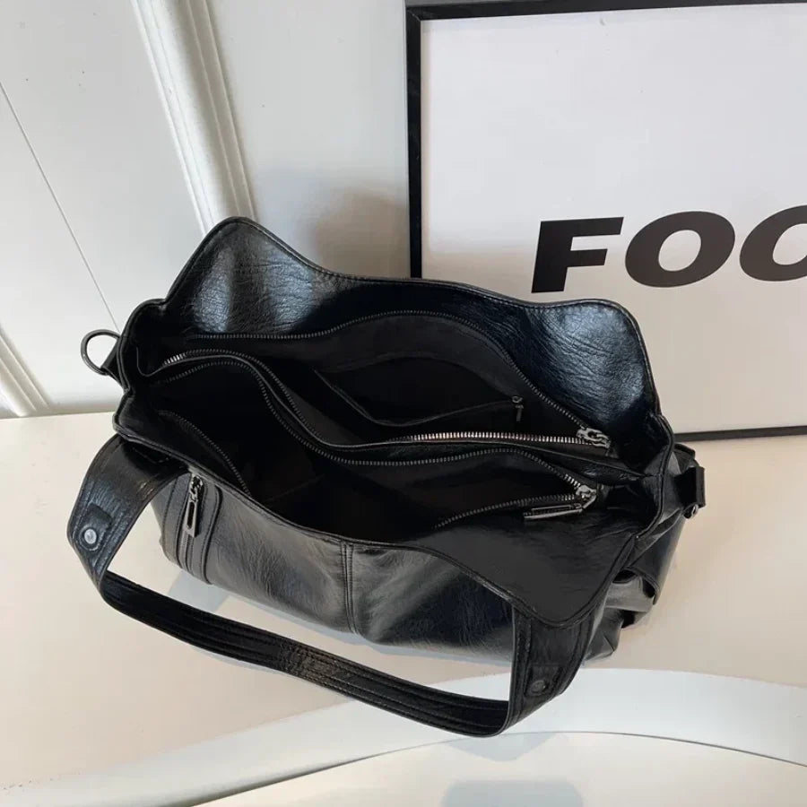 Sac chic femme, design moderne, en cuir synthétique, accessoire mode idéal pour toute tenue.