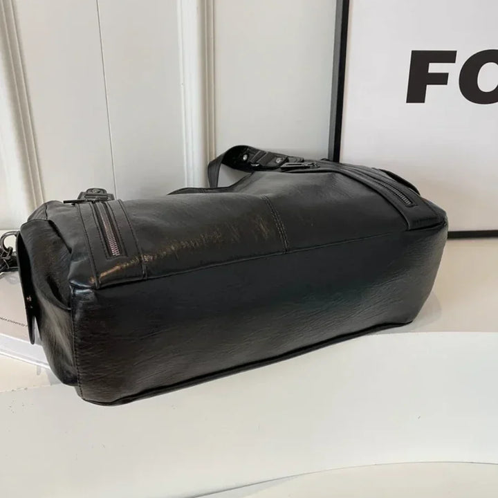 Sac bandoulière multifonction femme, cuir synthétique résistant, parfait pour femme active.
