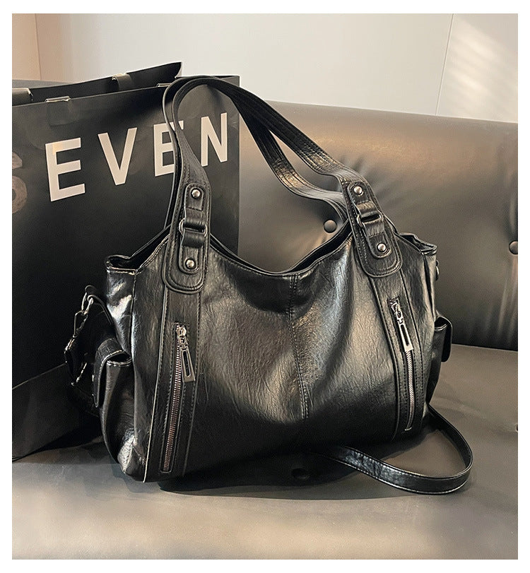 Sac bandoulière femme beige, élégant et pratique en cuir synthétique, pour un look chic.