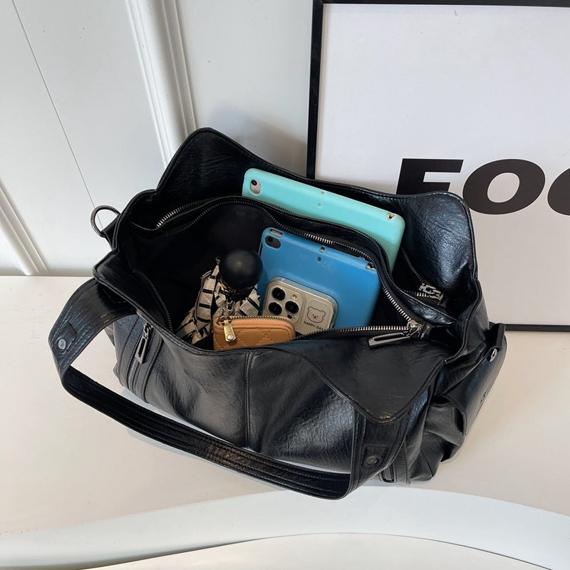 Détail d'un sac bandoulière femme ajustable en cuir synthétique, finition de qualité supérieure.
