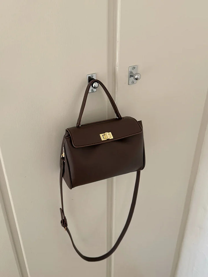 Sac élégant en simili cuir, accessoire mode indispensable pour femme, style urbain chic.