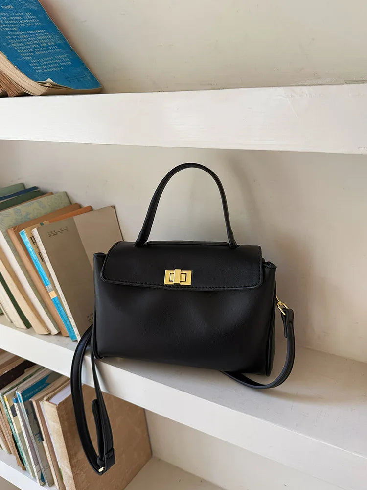 Sac épaule femme en simili cuir, design raffiné, bandoulière ajustable, grand confort.