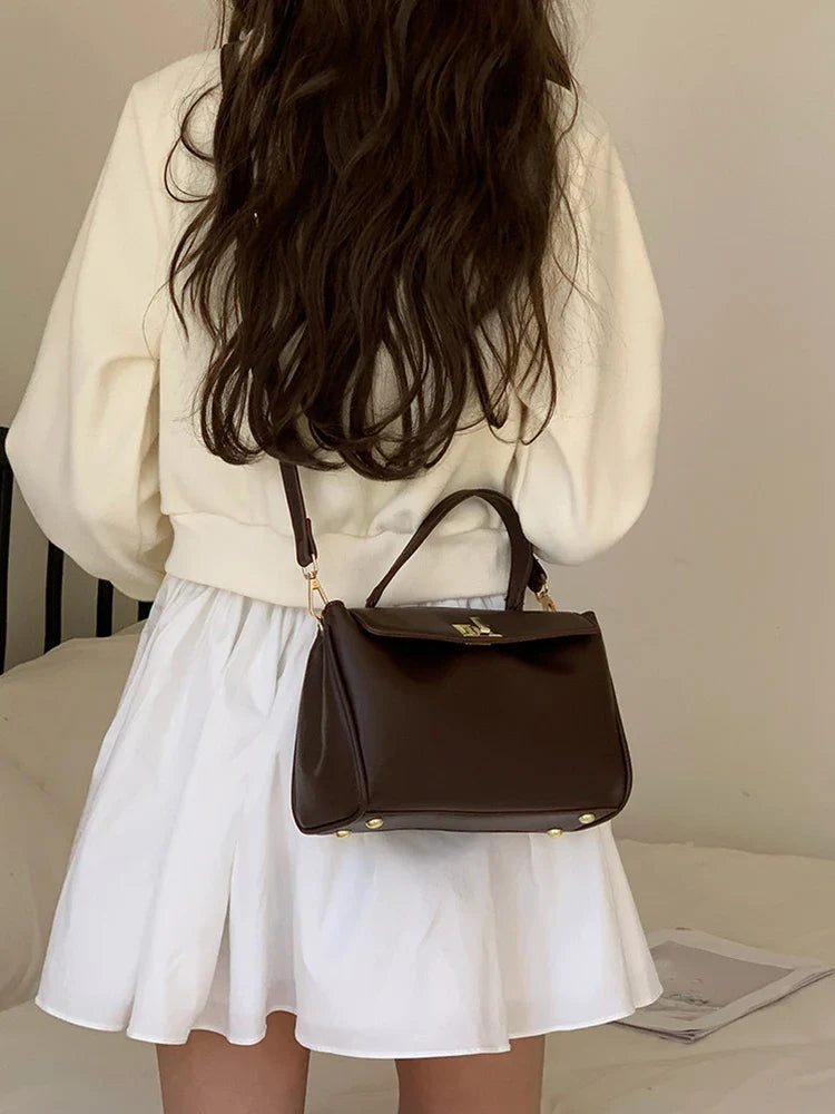 Accessoire mode : sac épaule en simili cuir pour femme, design raffiné et polyvalent.