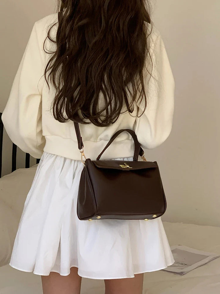 Accessoire mode : sac épaule en simili cuir pour femme, design raffiné et polyvalent.