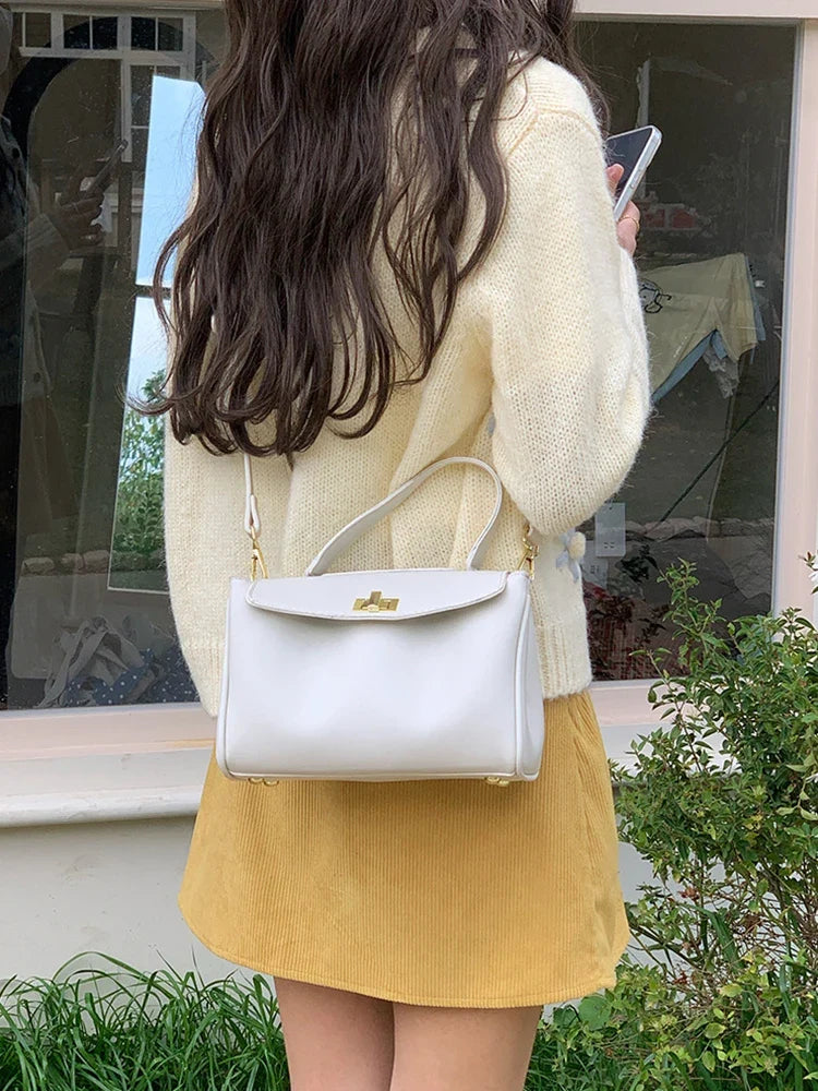 Sac femme chic en simili cuir, bandoulière ajustable, parfait pour toutes les occasions.