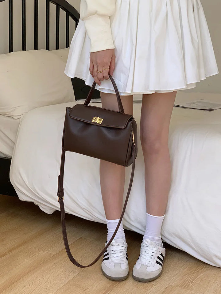 Sac élégant en simili cuir pour femme, bandoulière fine, couleur moderne et tendance.