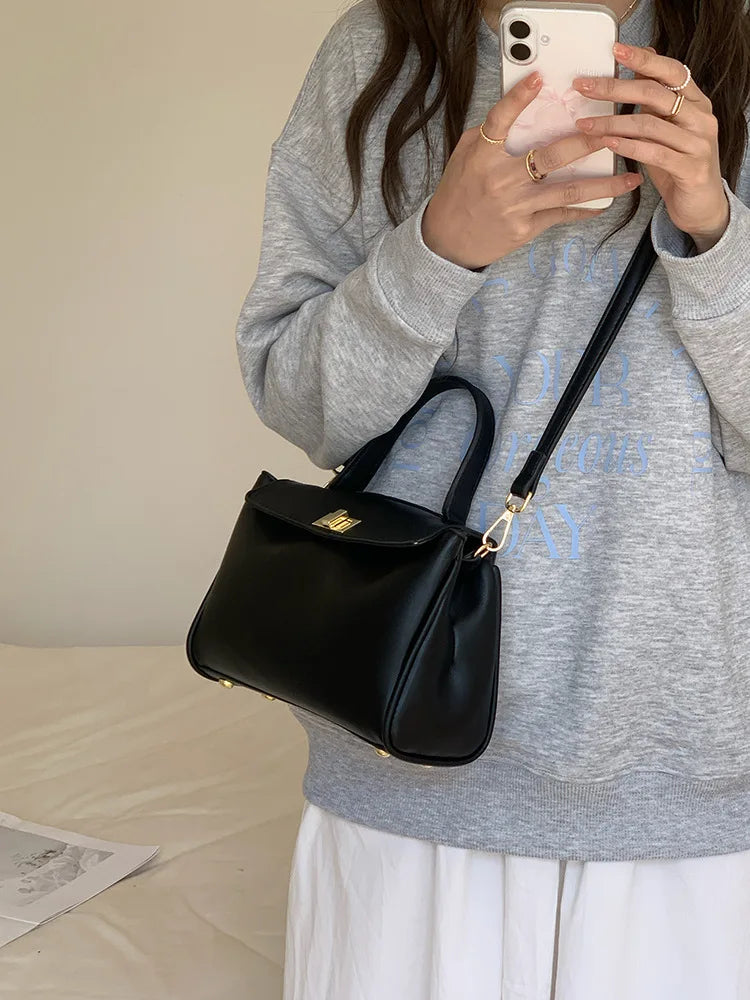 Sac bandoulière en simili cuir pour femme, un accessoire mode essentiel à la finition soignée.