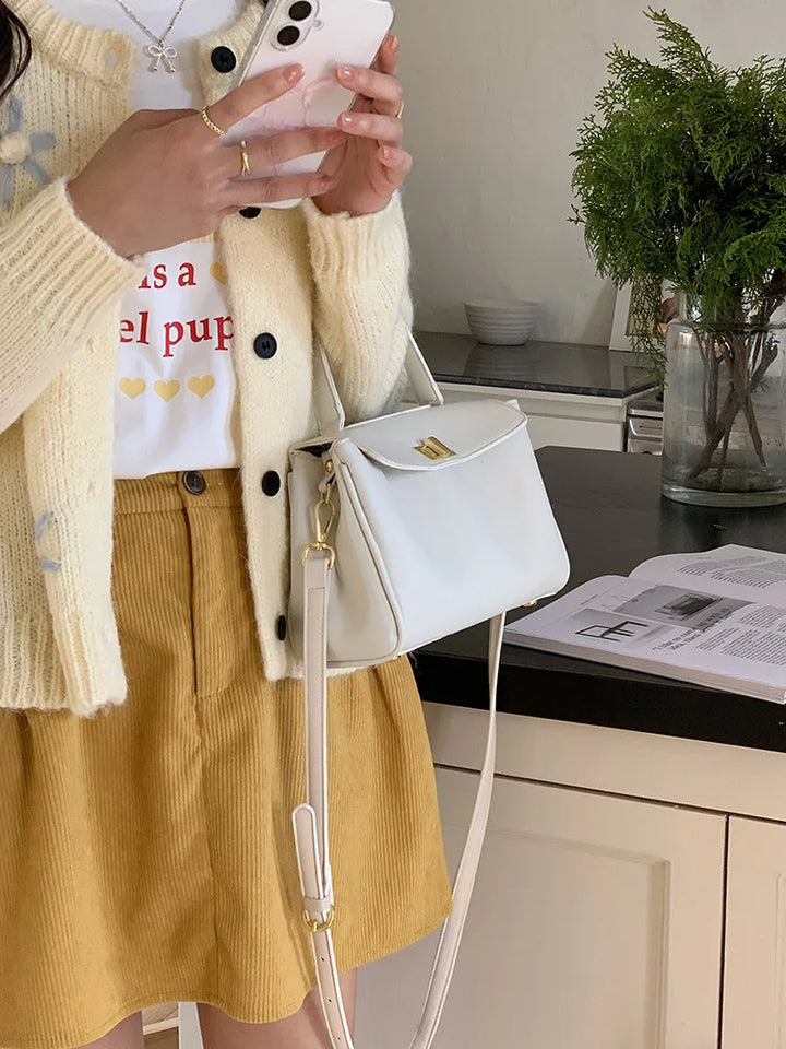 Sac femme élégant, matière simili cuir souple, porté épaule ou croisé, très pratique.