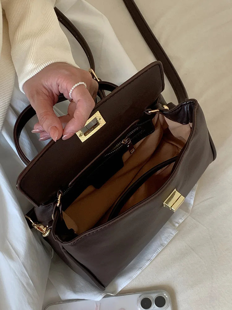Sac chic et intemporel en simili cuir pour femme, bandoulière réglable, style polyvalent.