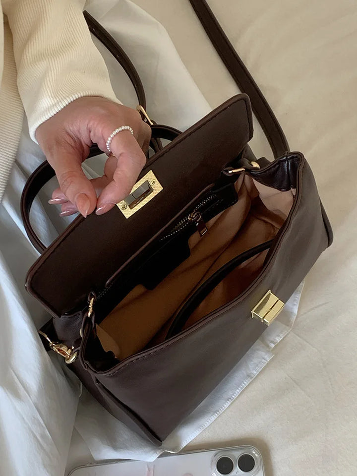Sac chic et intemporel en simili cuir pour femme, bandoulière réglable, style polyvalent.