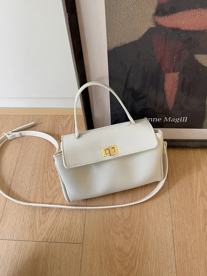Magnifique sac bandoulière femme en simili cuir, élégant et idéal pour le quotidien actif.