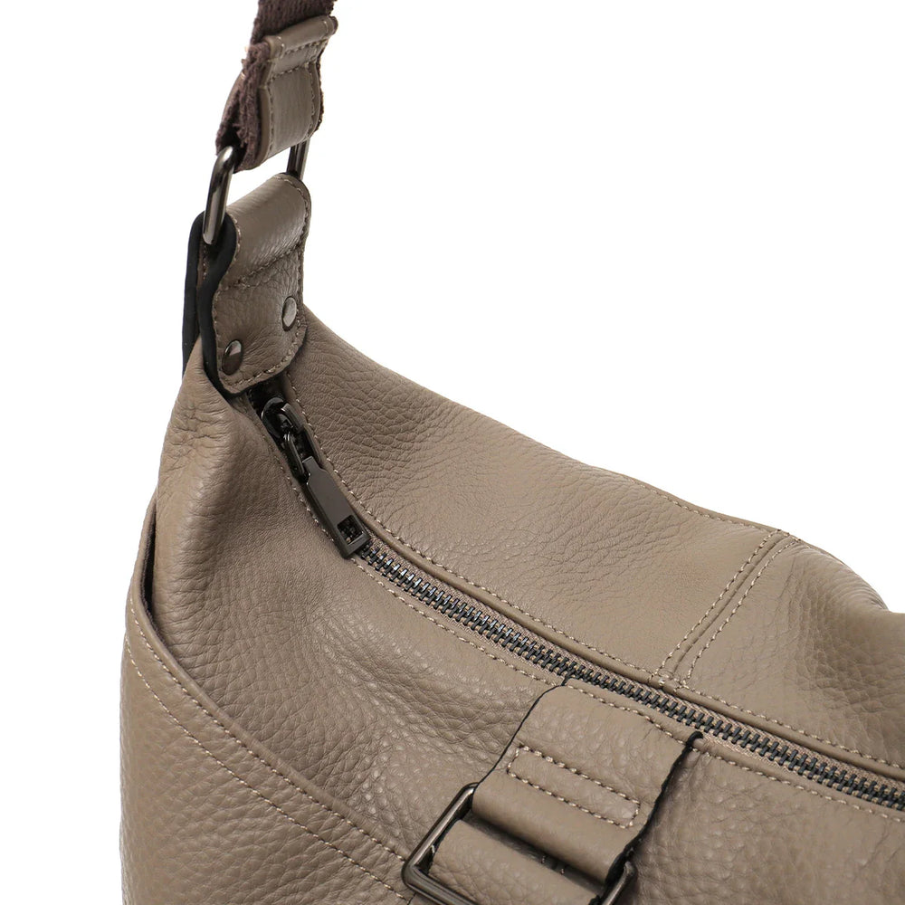 Sac à bandoulière en similicuir marron pour femme, avec grande capacité, idéal comme accessoire de mode quotidien.