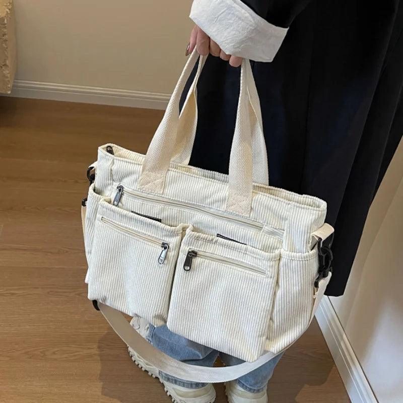 Sac bandoulière femme élégant en velours côtelé, sac à main pratique pour un usage quotidien.