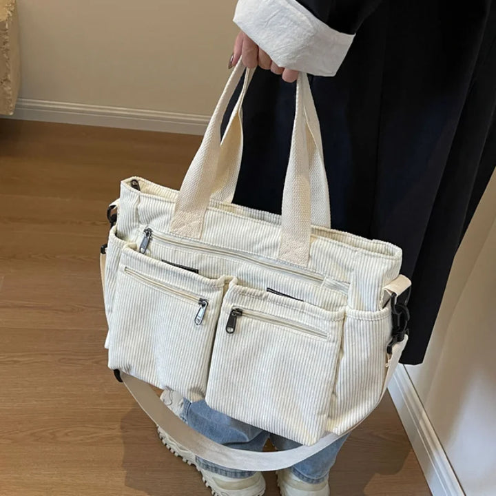 Sac bandoulière femme élégant en velours côtelé, sac à main pratique pour un usage quotidien.