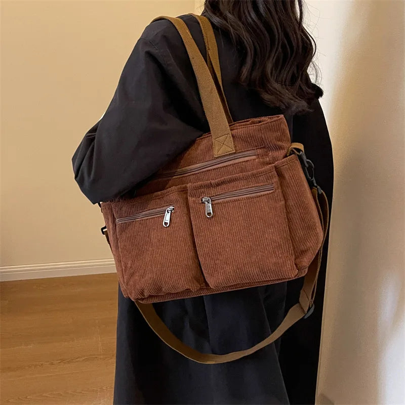 Sac cabas femme en velours côtelé, sac à main bandoulière chic et polyvalent. Accessoire mode femme.
