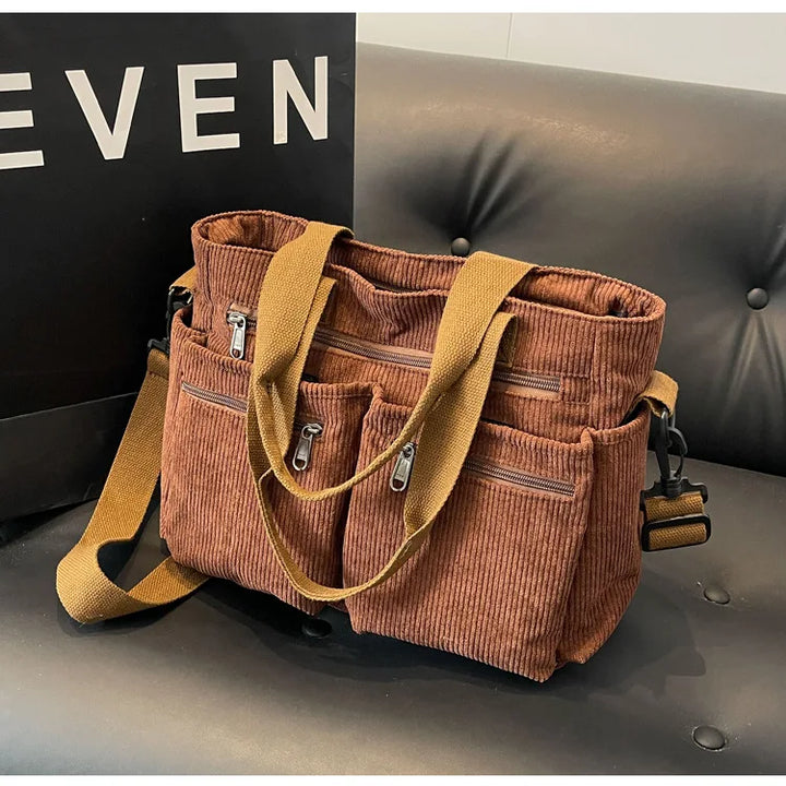 Sac cabas élégant pour femme en velours côtelé, sac bandoulière spacieux et fonctionnel.