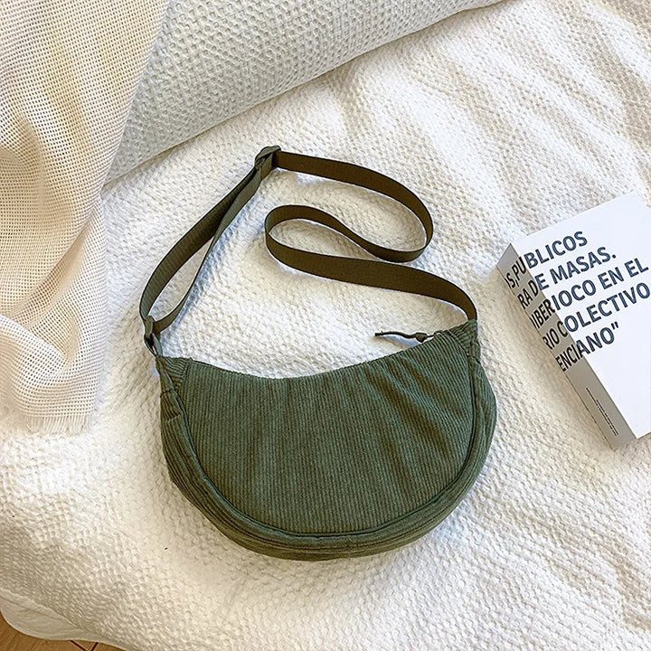 Sac bandoulière brun en velours côtelé, accessoire mode femme. Pratique et chic, avec bandoulière réglable.