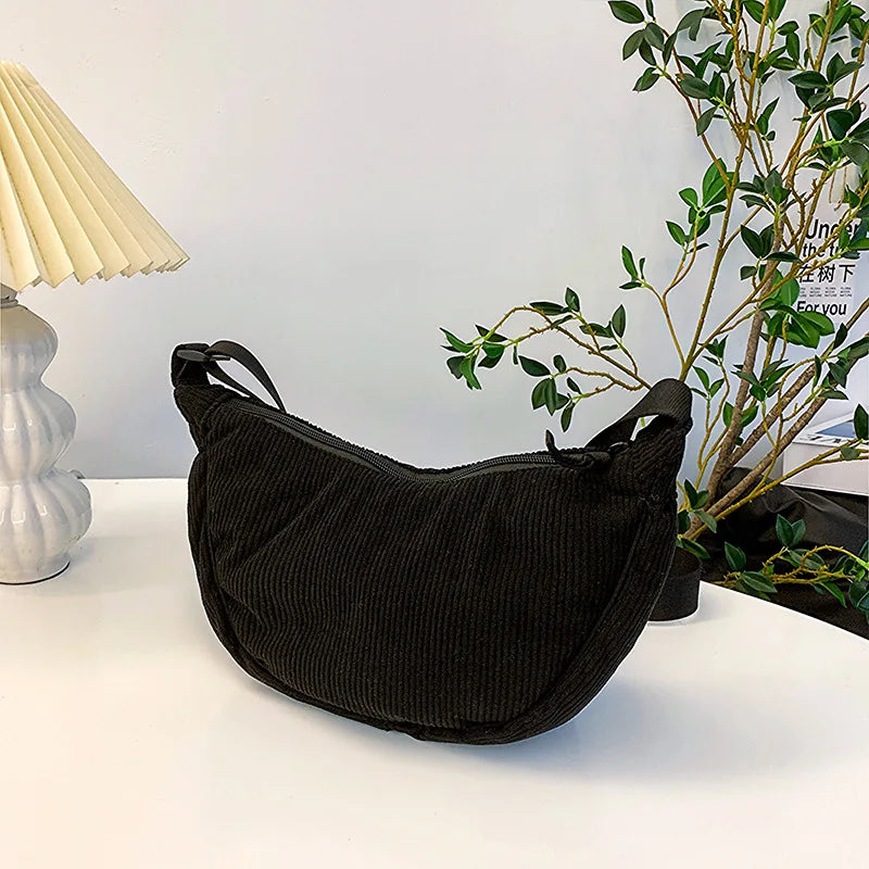 Sac bandoulière femme en velours côtelé avec bandoulière réglable. Chic, pratique et un accessoire mode.