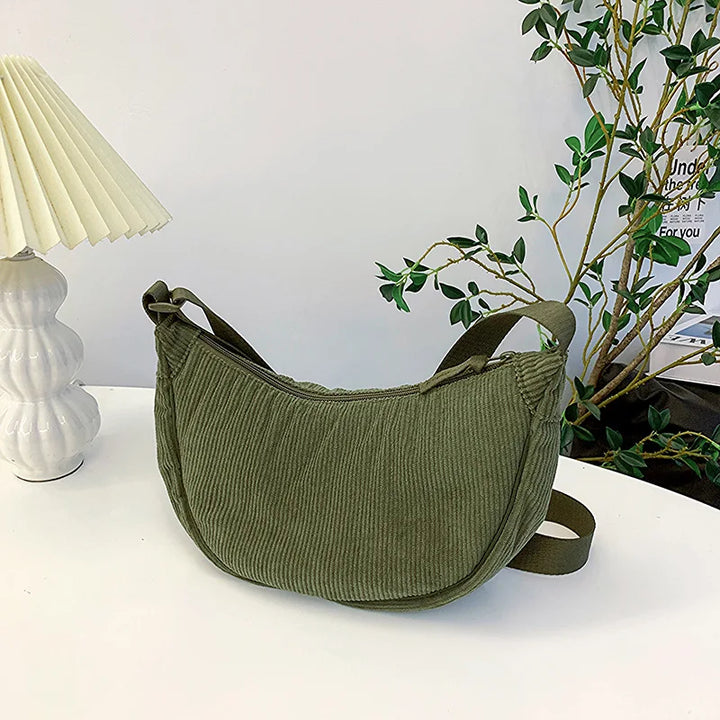 Sac bandoulière femme en velours côtelé doux et chic. Idéal pour un look élégant, pratique et mode.