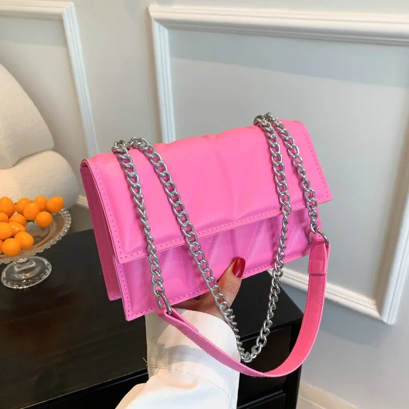 Sac bandoulière femme élégant, similicuir noir, chaîne dorée, style casual chic