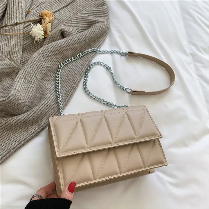 Petit sac bandoulière en similicuir noir, détails chaîne, accessoire printemps