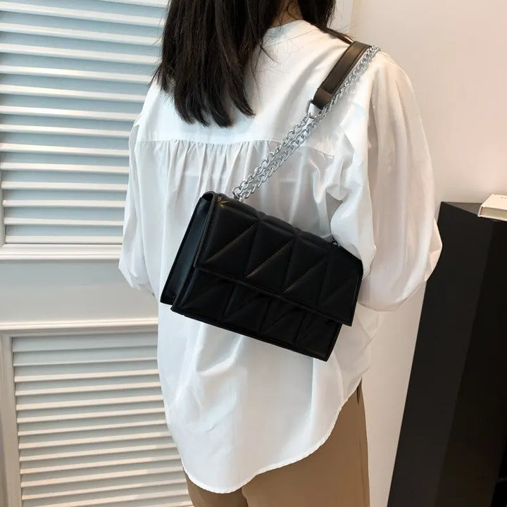 Sac bandoulière tendance, couleur noire, orné d'une chaîne, idéal pour un look chic