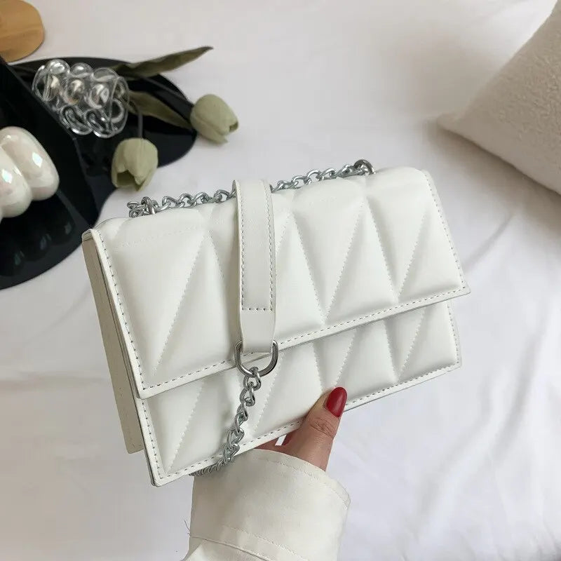 Accessoire femme: sac bandoulière noir avec chaîne, élégant et pratique