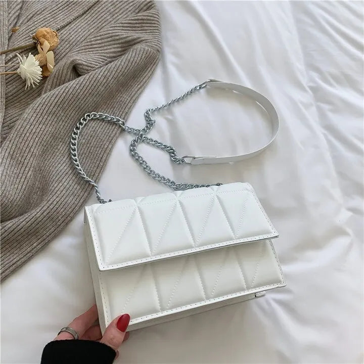 Sac noir élégant en similicuir, bandoulière chaînette, un must-have mode féminine