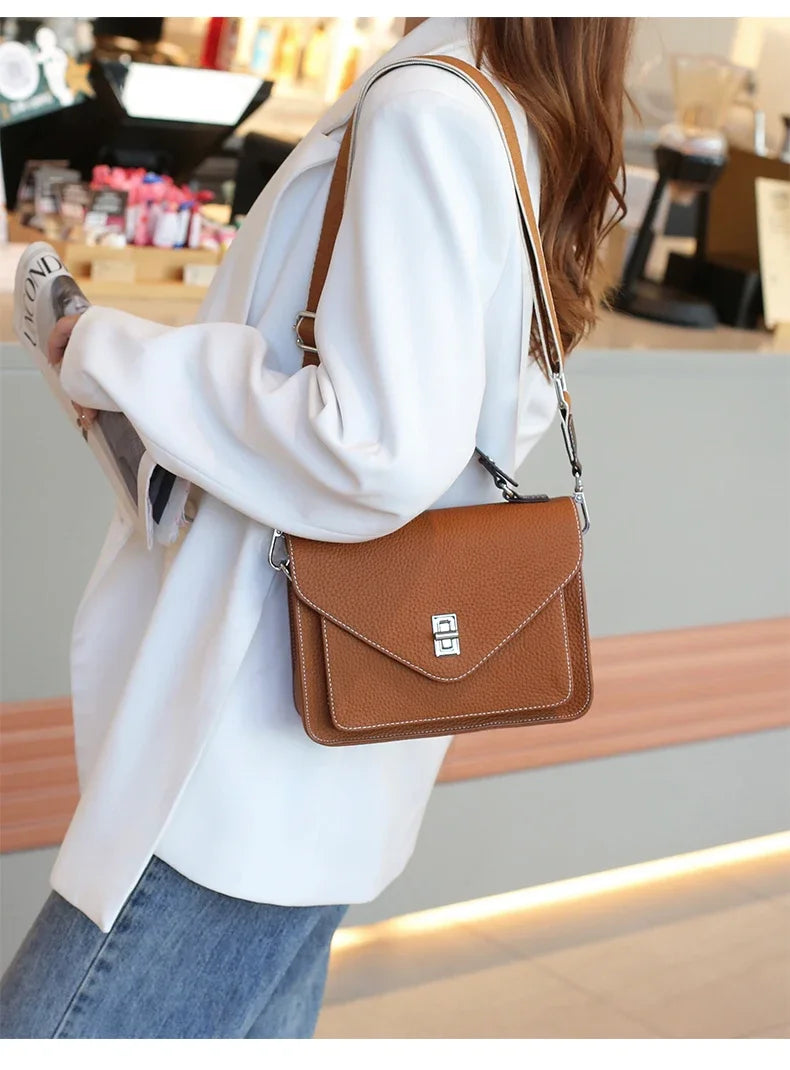 Sac à main femme Lésia en cuir, forme carrée tendance, avec bandoulière amovible. Maroquinerie chic.
