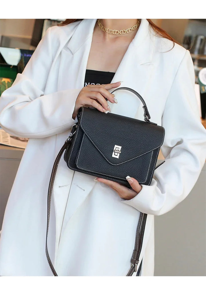 Femme portant le sac bandoulière Lésia en cuir, accessoire mode élégant pour un look quotidien.