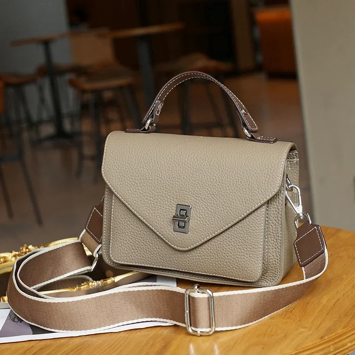 Vue latérale du sac bandoulière femme Lésia. Sac à main en cuir élégant et moderne, pour le quotidien.